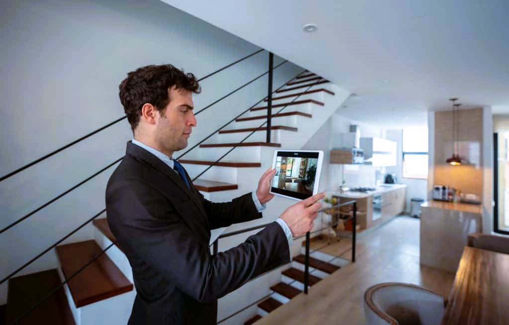 Realtor shows the interior online on the tablet